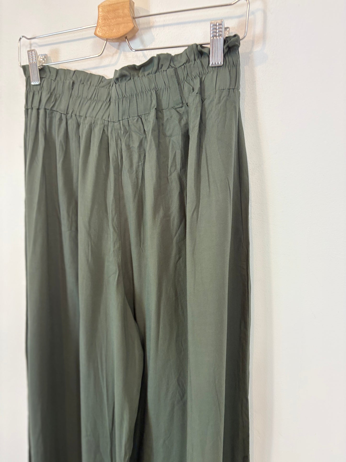 OTRAS. Pantalón verde fluido. T S/M