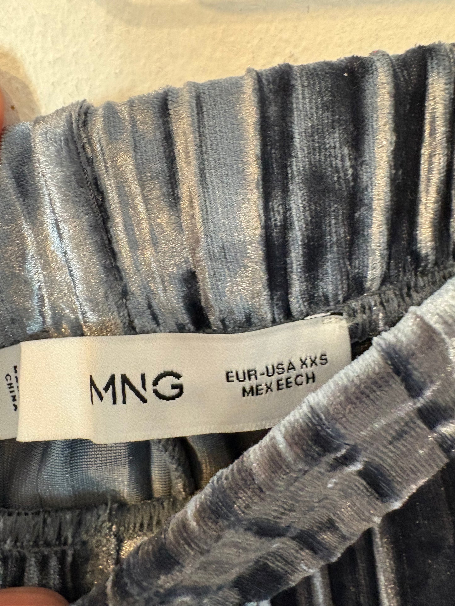 MANGO. Conjunto terciopelo plisado