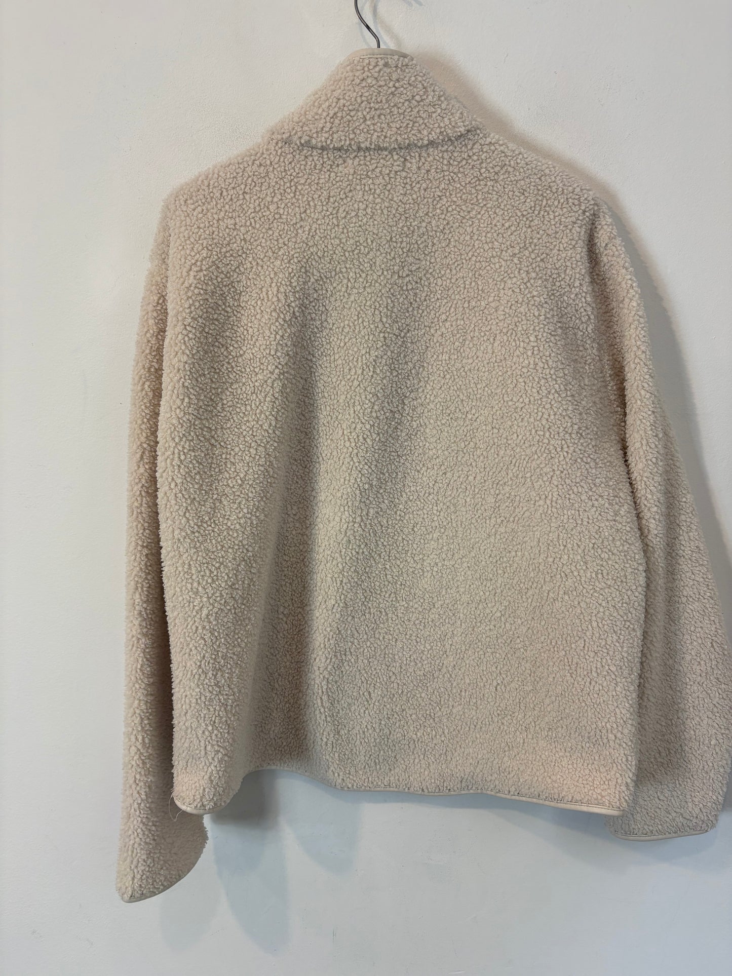 OYSHO. Sudadera borrego beige