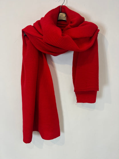 EASY WEAR. Light textured red scarf