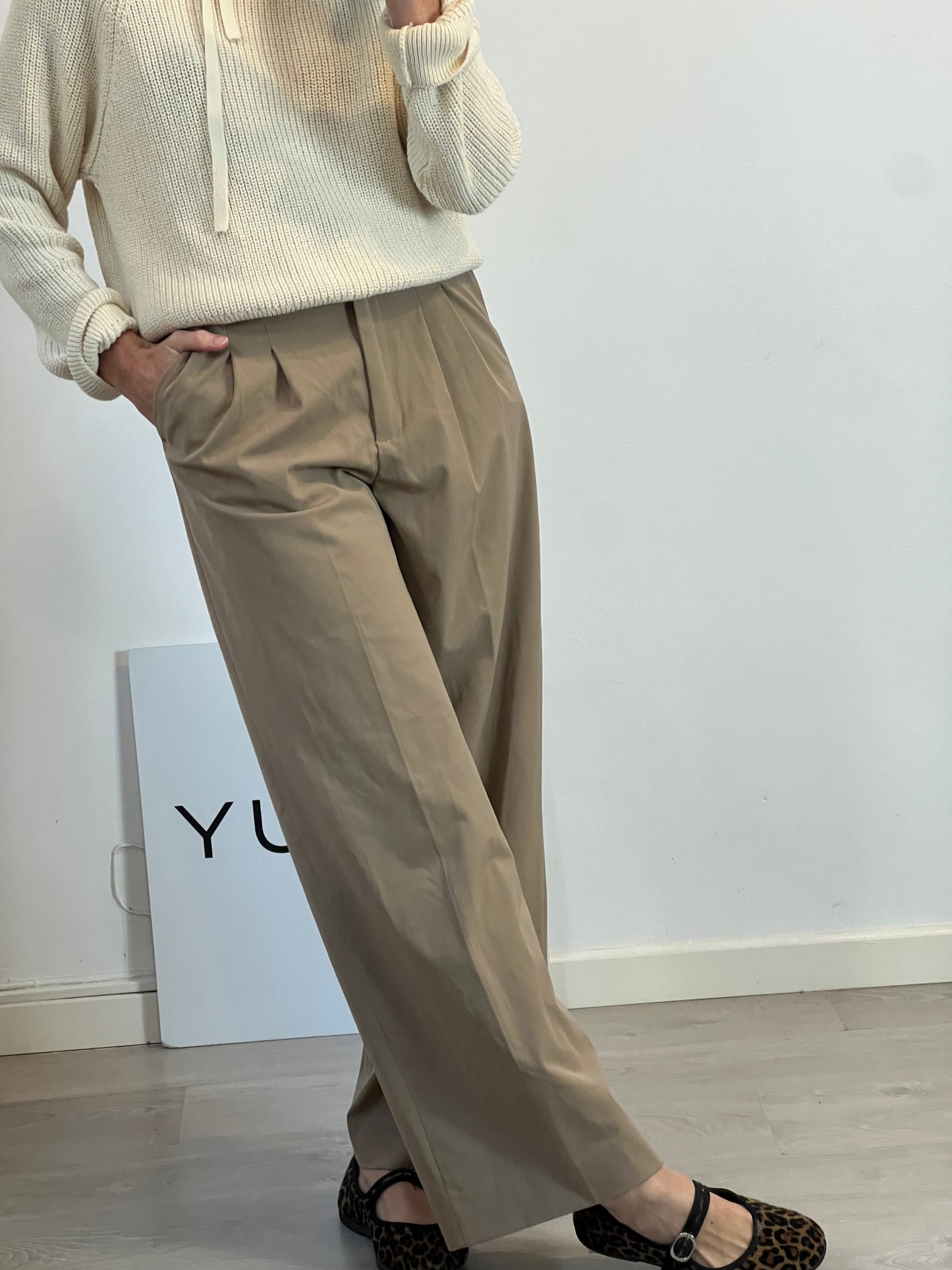 ZARA. Pantalón pinzas camel