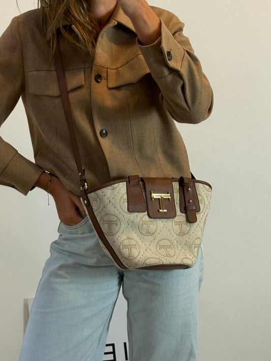 LATOUCHE. Cesta de lona y piel estampada