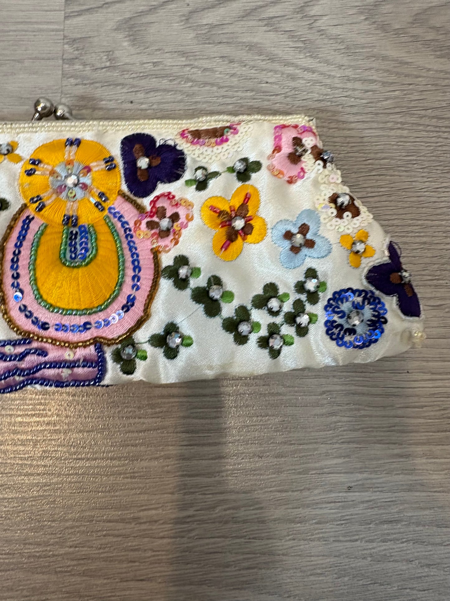 OTRAS. Bolso de mano abalorios colores