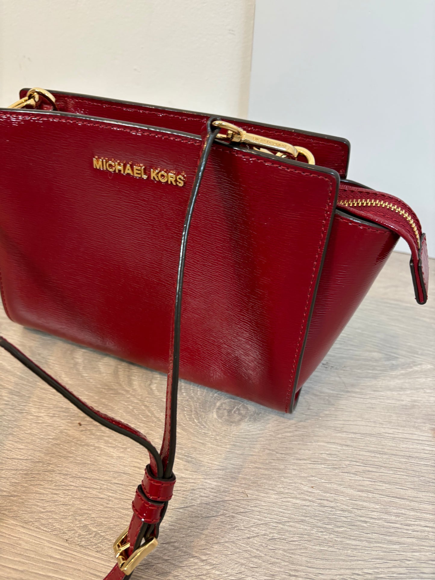 MICHALE KORS. Bolso burdeos vinilo