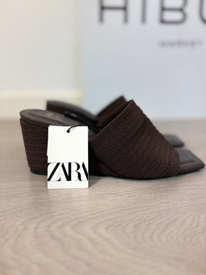 ZARA. Sandalia marrón chocolate textura. T 38