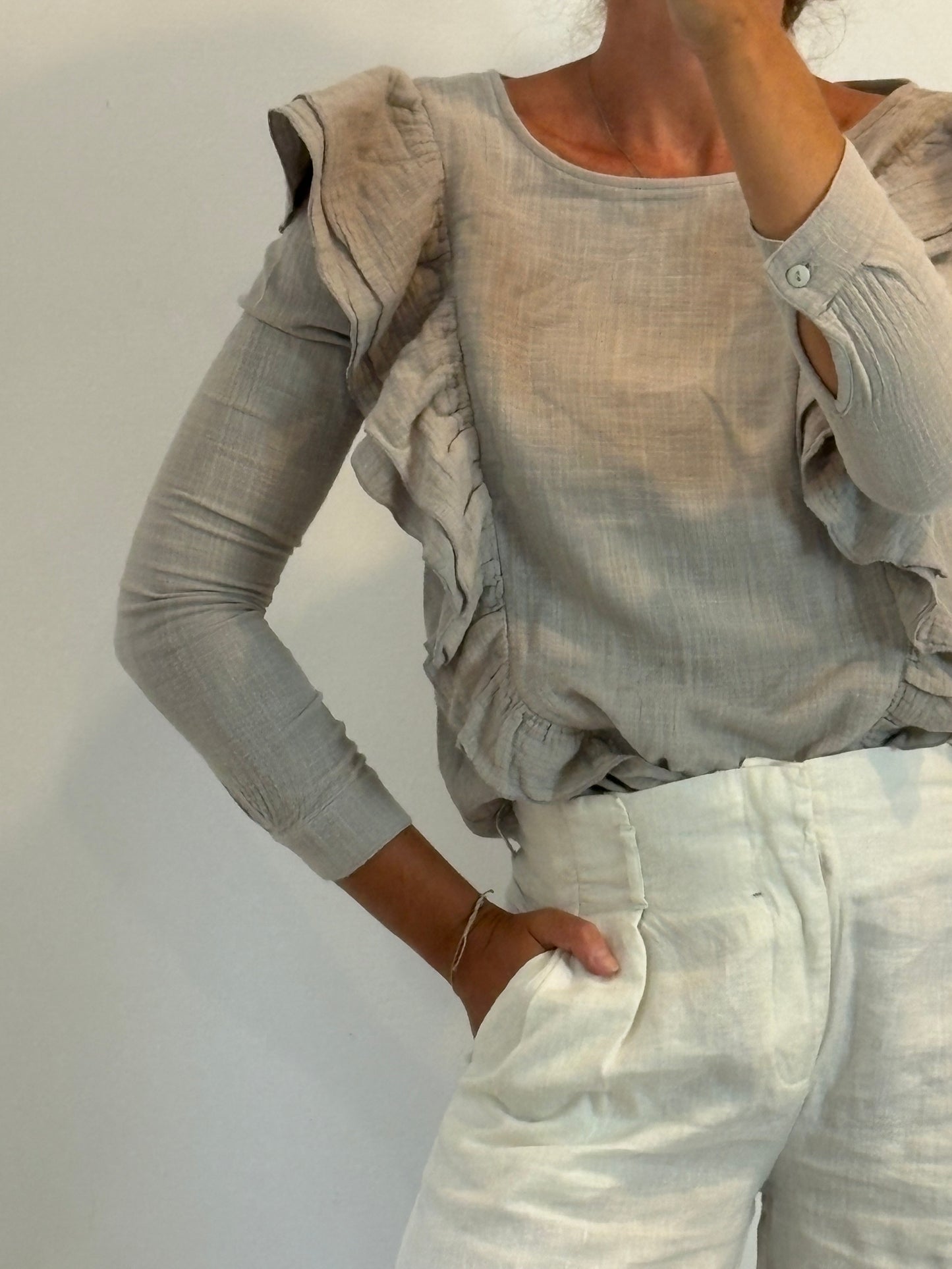 GINETTE GARDE. Blusa gris volantes T.s