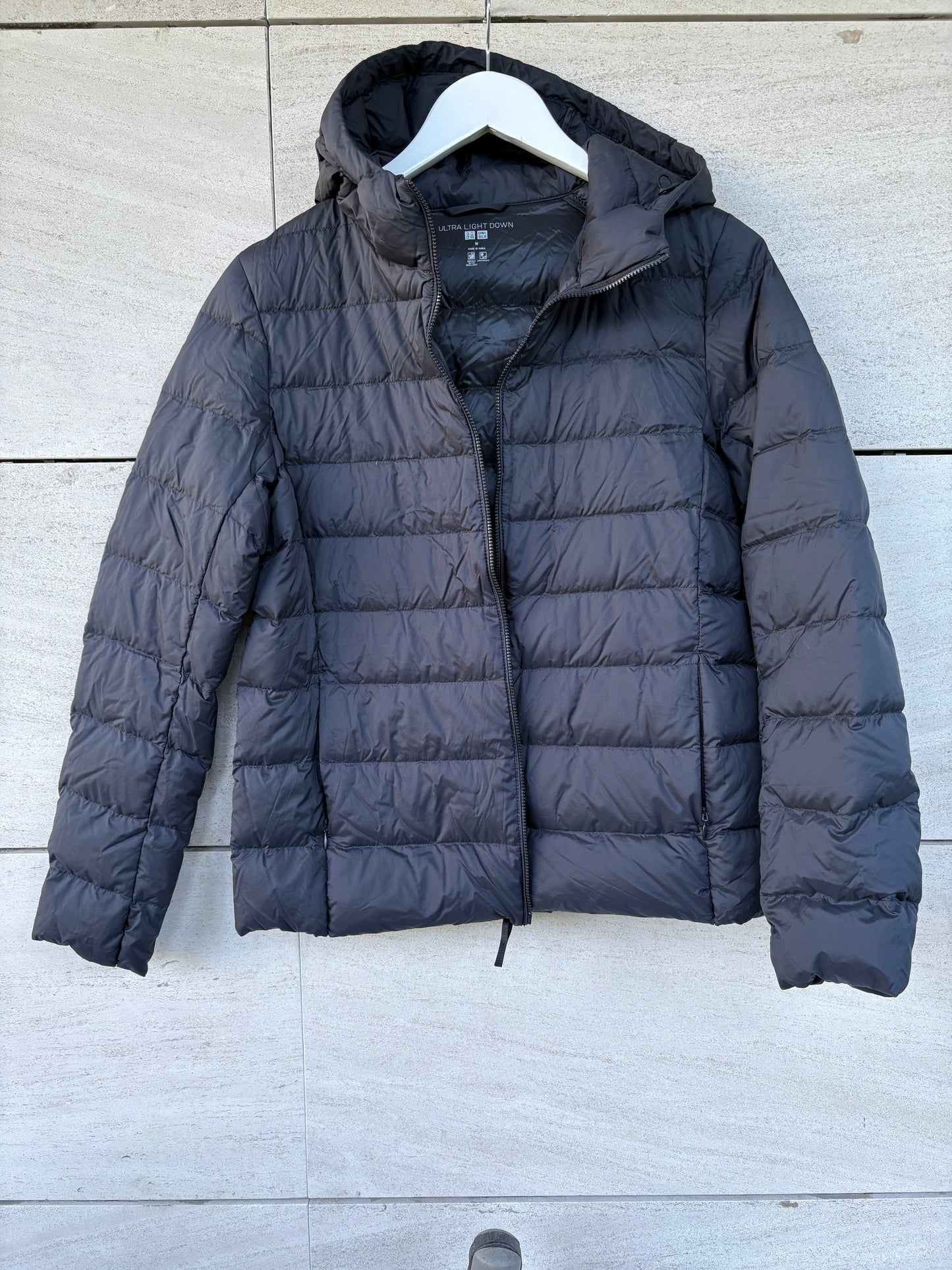 UNIQLO. Ultralight dark blue down jacket with hood. TM