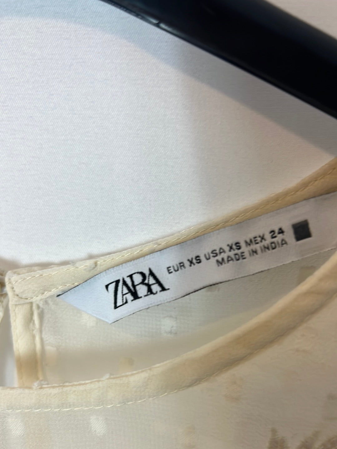 ZARA. Blusa beige claro bordados. T XS