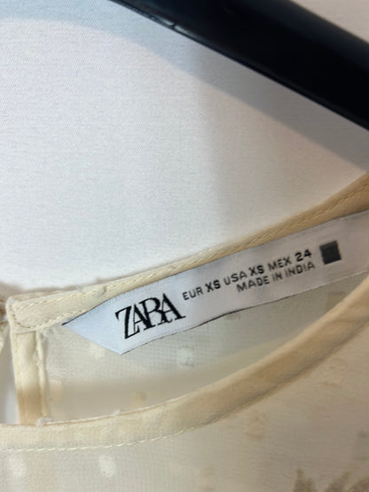 ZARA. Blusa beige claro bordados. T XS