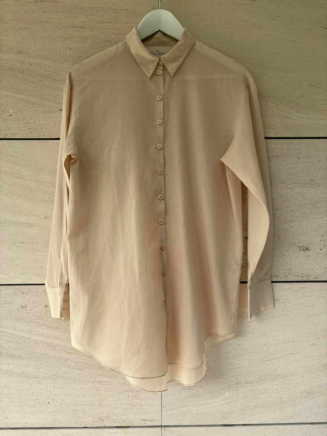 CORTANA. Camisa beige algodón ligero