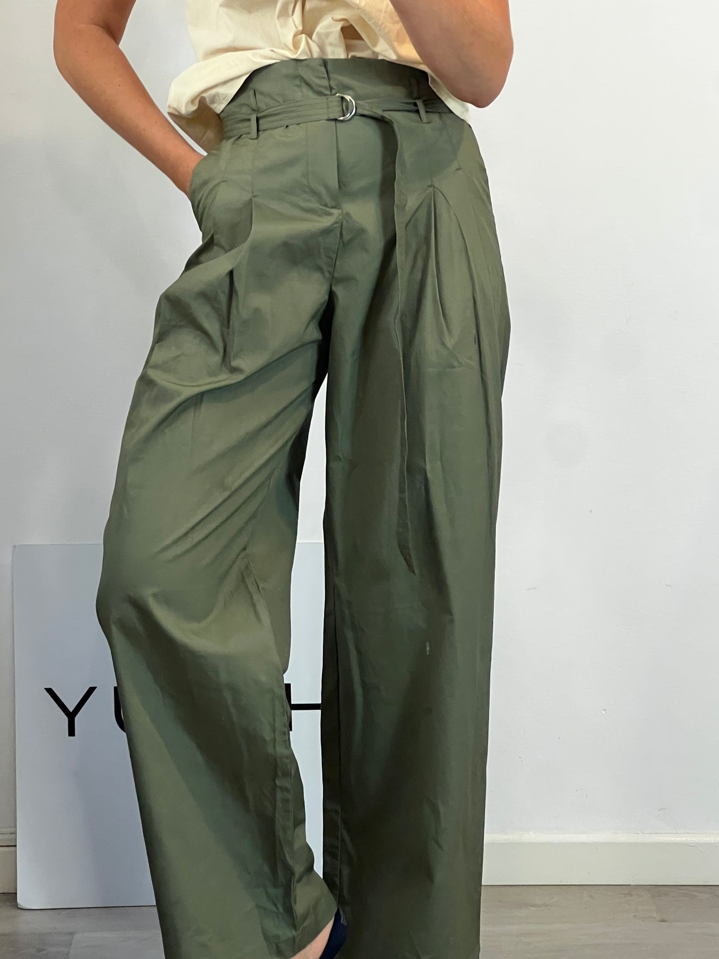 MANGO. Pantalón verde ancho