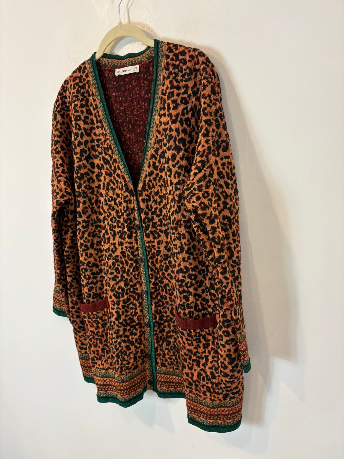 ZARA. Cárdigan animal print hilos metalizados