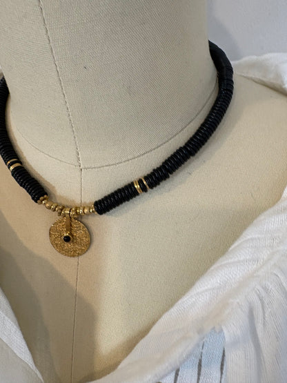 OTRAS. Gargantilla negra y dorada