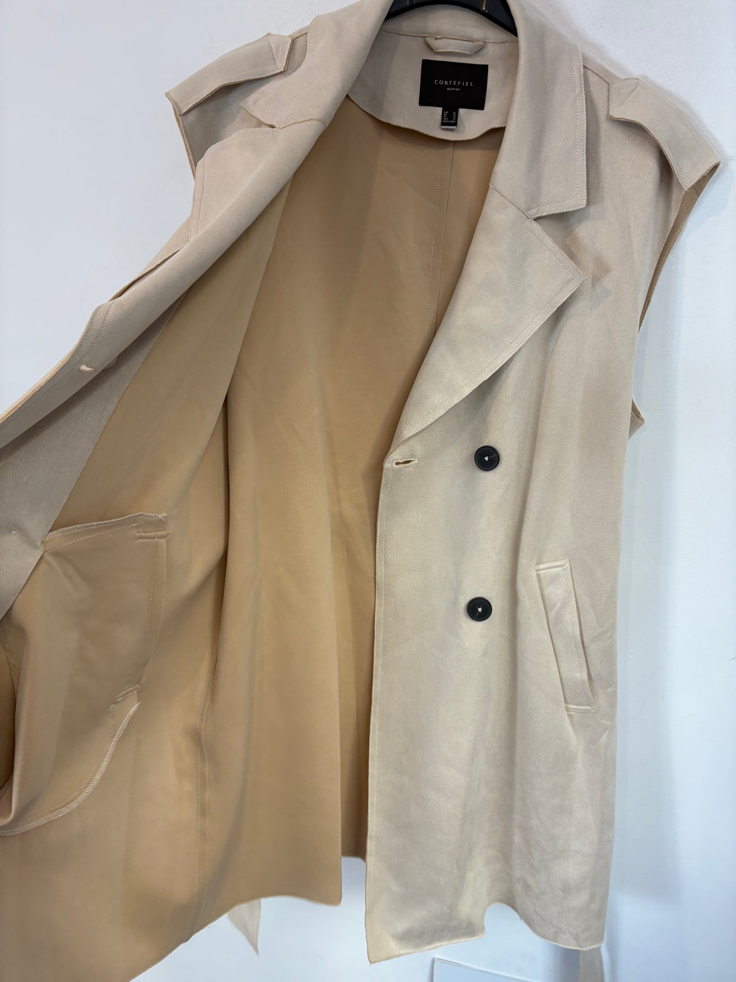 CORTEFIEL. Chaleco beige textura