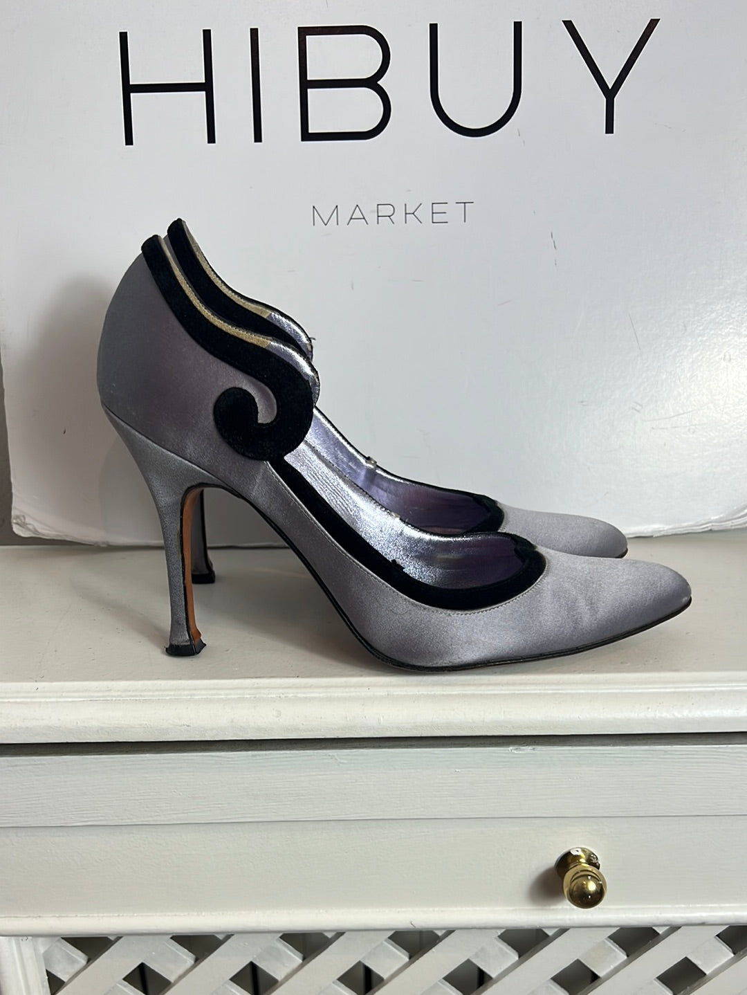 MANOLO BLAHNIK. Stilettos morados detalle en negro. T 39.5