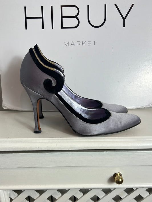 MANOLO BLAHNIK. Stilettos morados detalle en negro. T 39.5