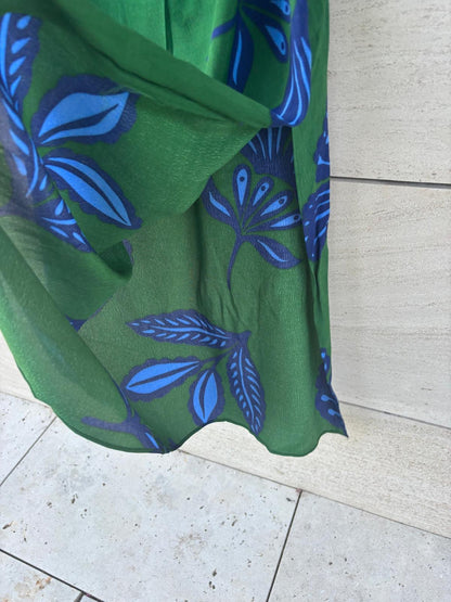 LADY PIPA. Vestido largo verde hojas detalle escote