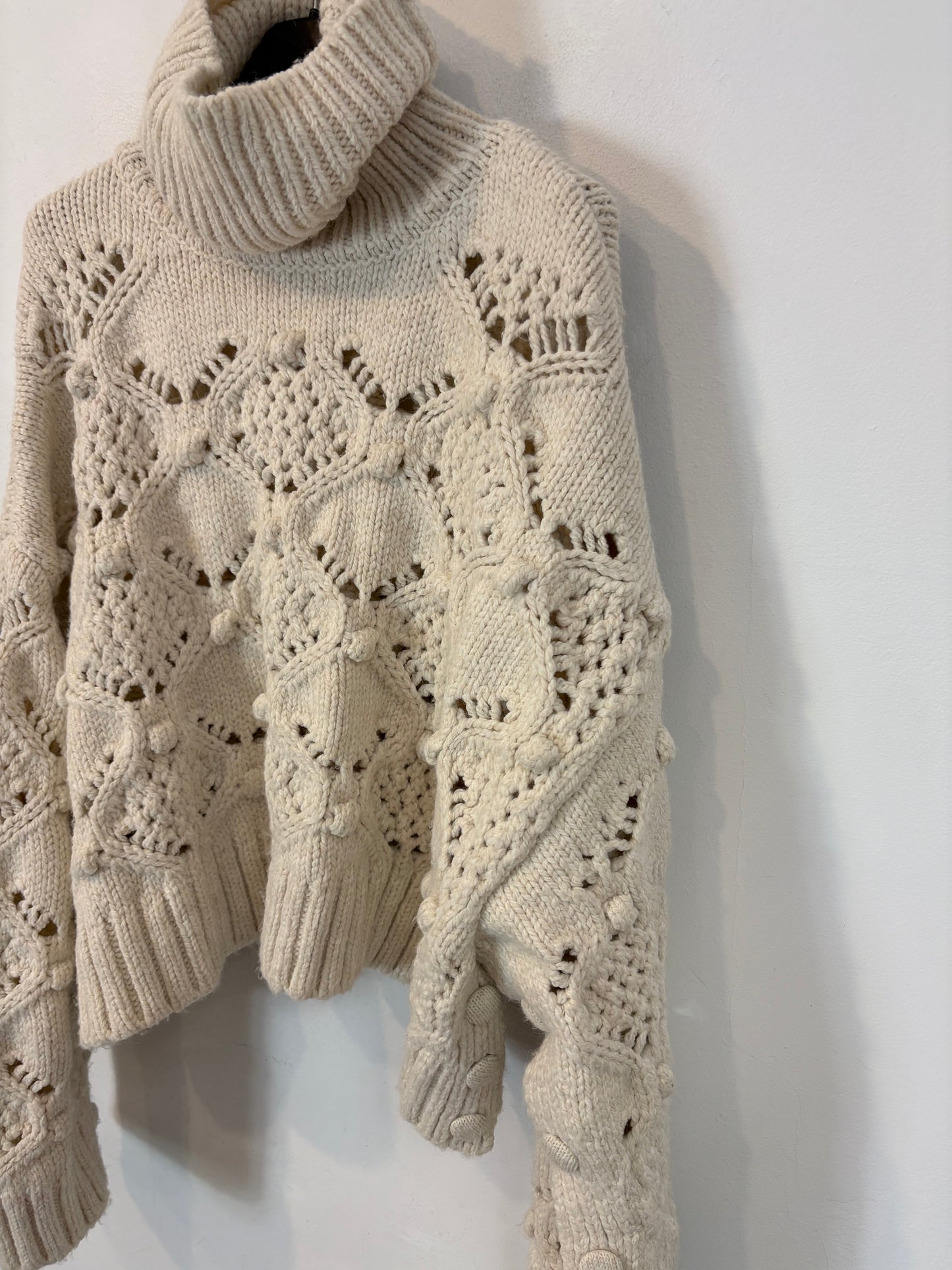 ZARA. Jersey crudo borlas