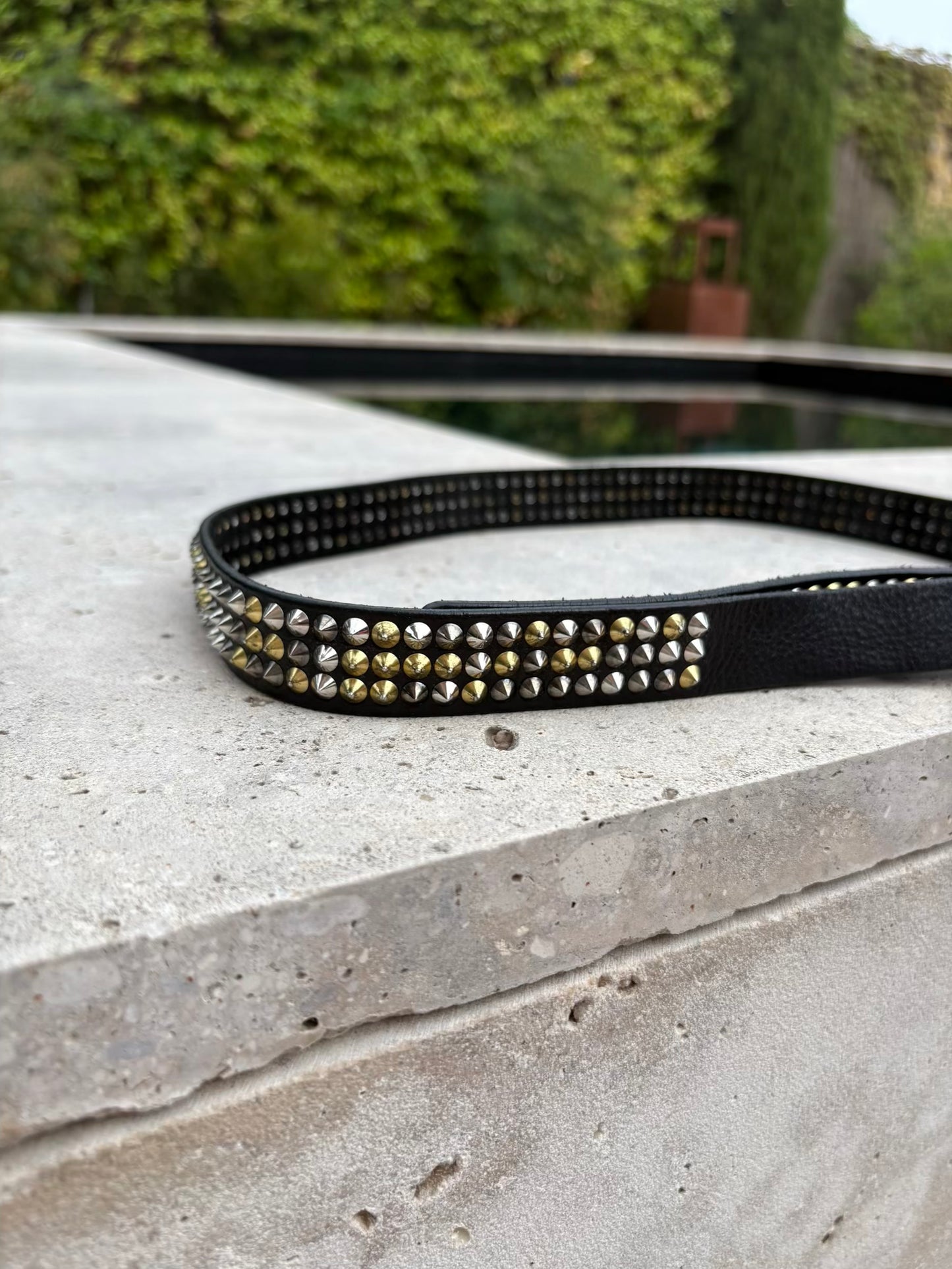 ZADIG & VOLTAIRE. Cinturón piel negro tachuelas