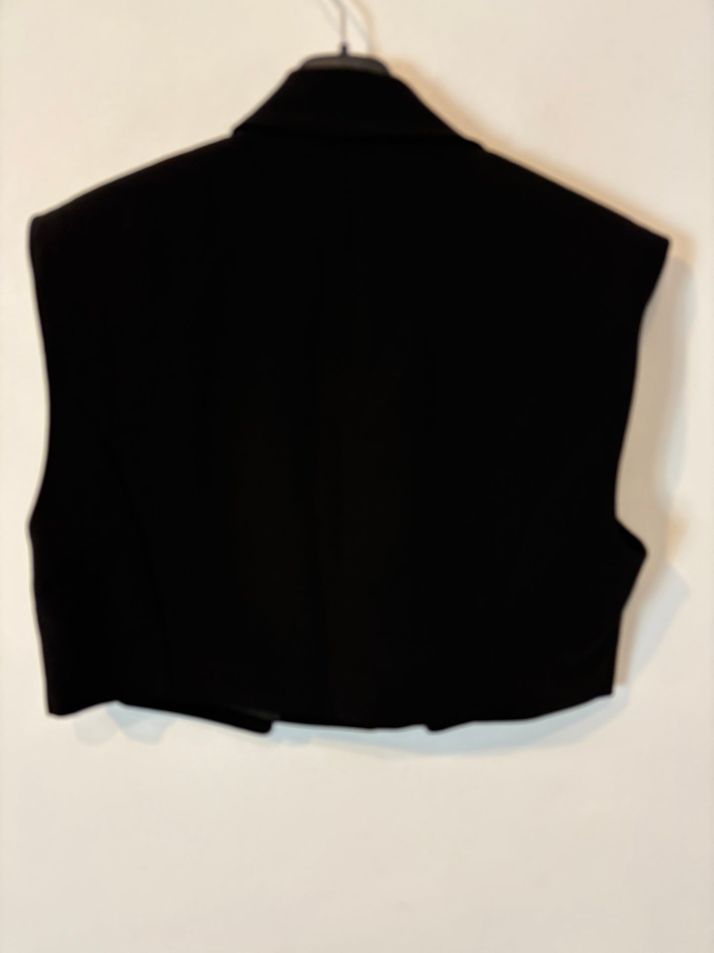 ZARA. Chaleco negro cropped