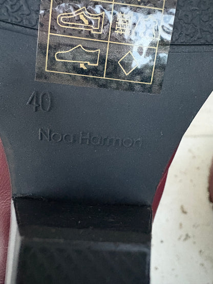 NOA HARMON. Botines burdeos tachuelas