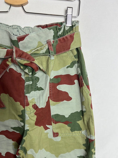 ZARA. pantalón camuflaje T.38