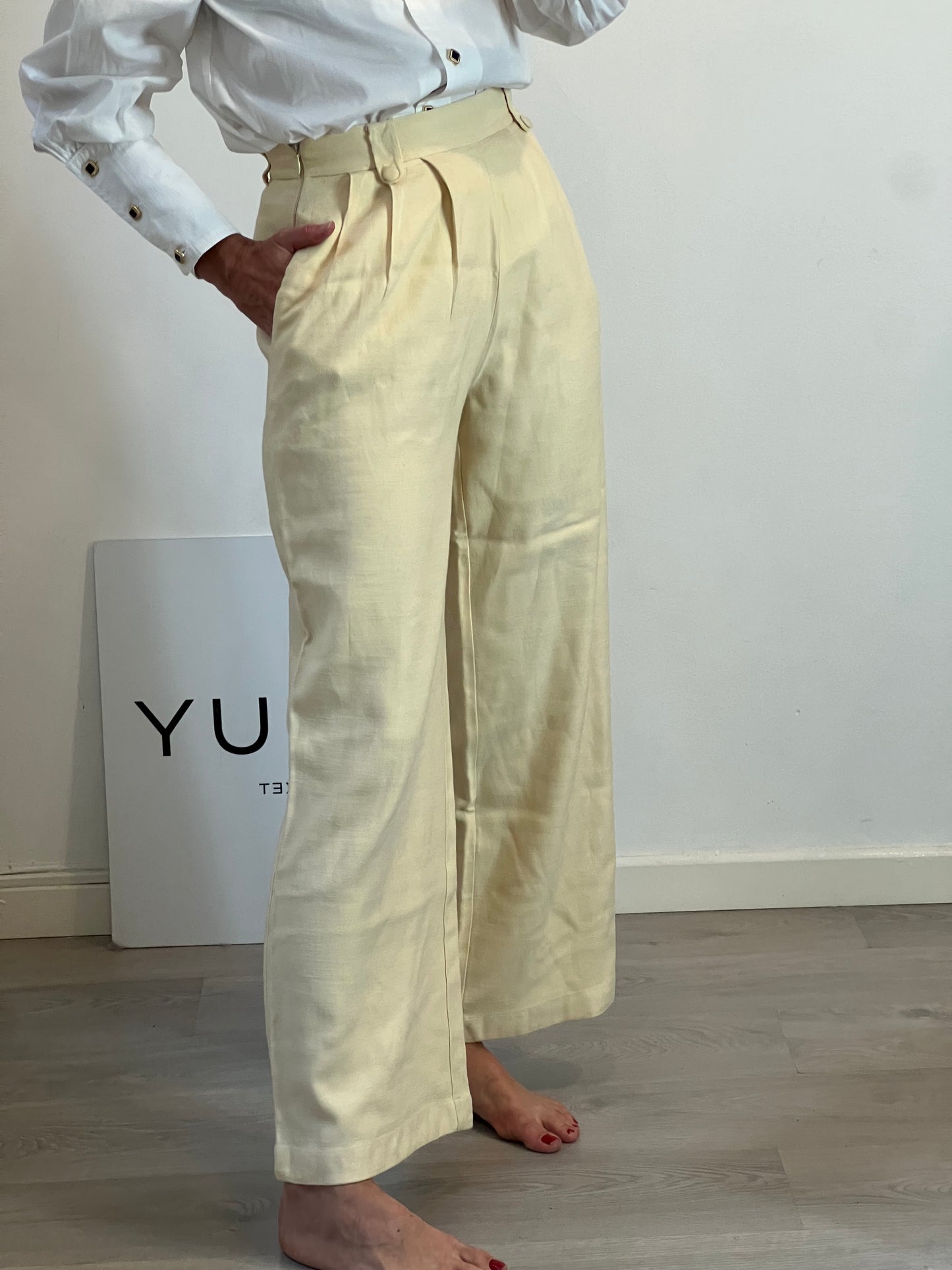 SÉZANE. Pantalón crema pinzas T.34