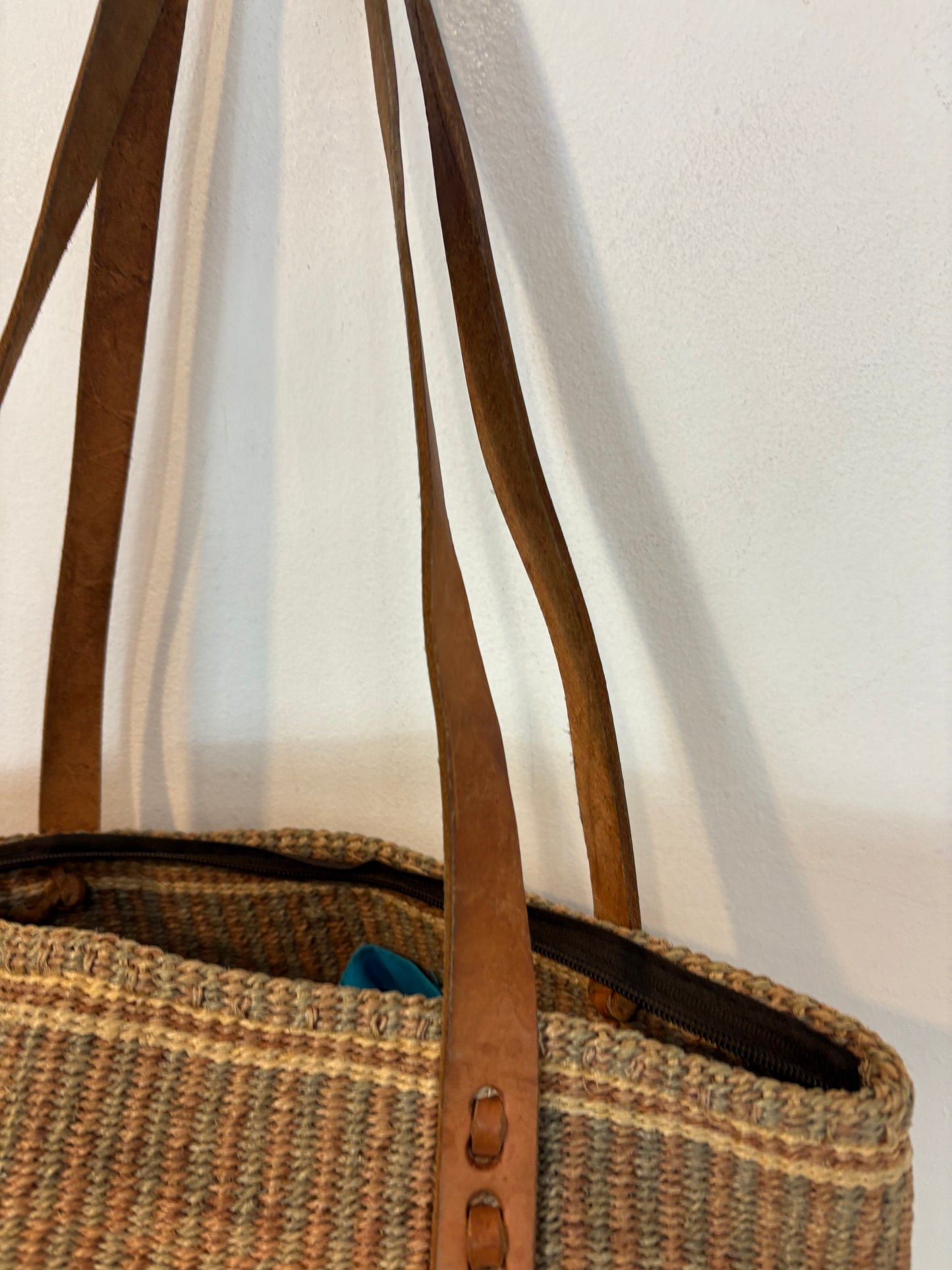 OTRAS. Bolso asa larga con piel