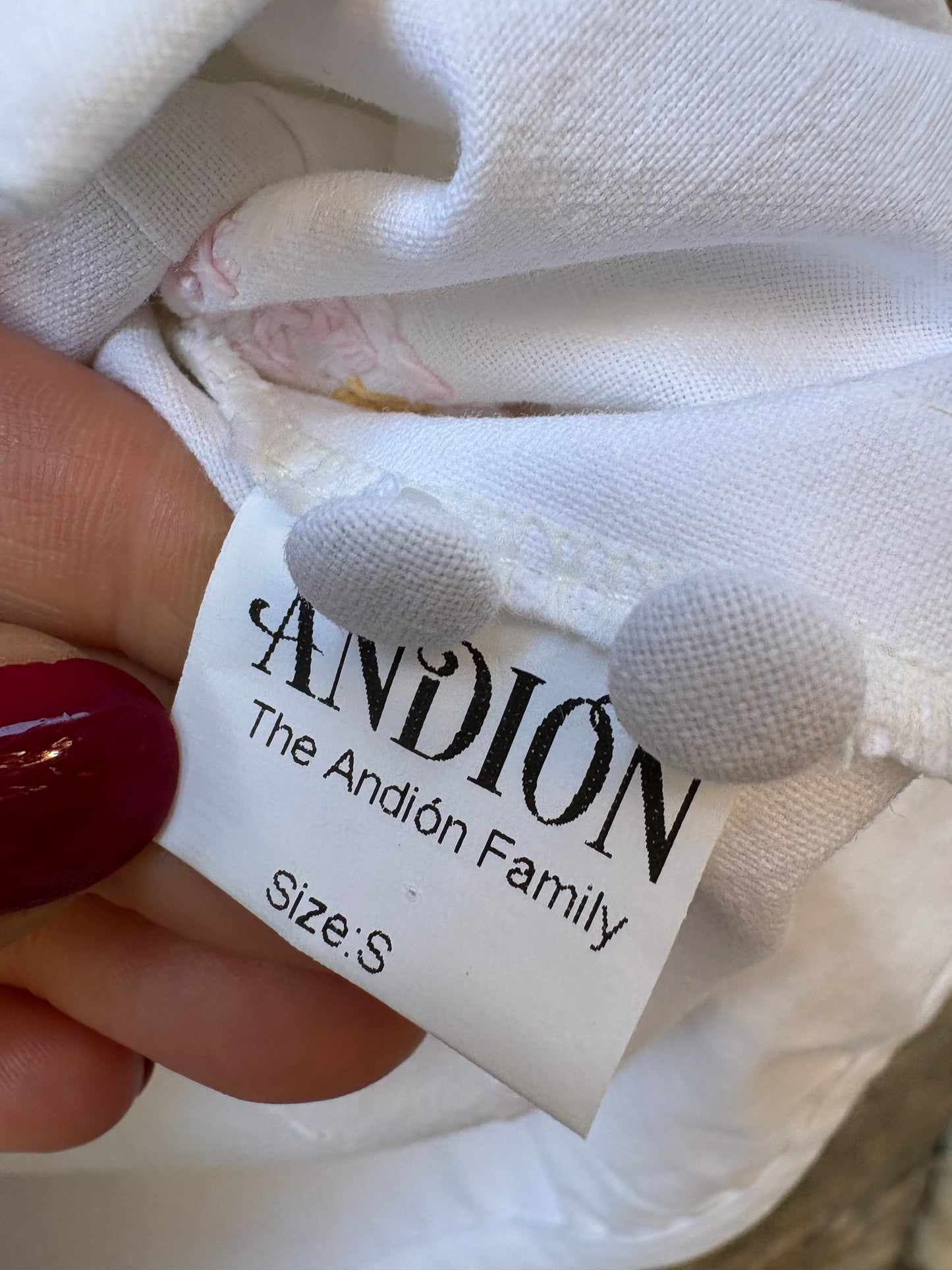 ANDION. Blusa blanca bordada a mano