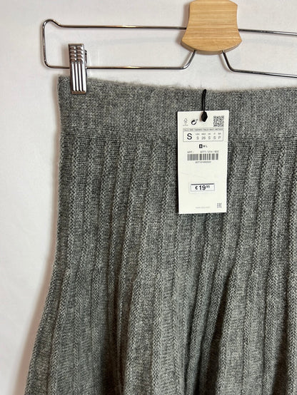 ZARA. Grey Ts knit skirt