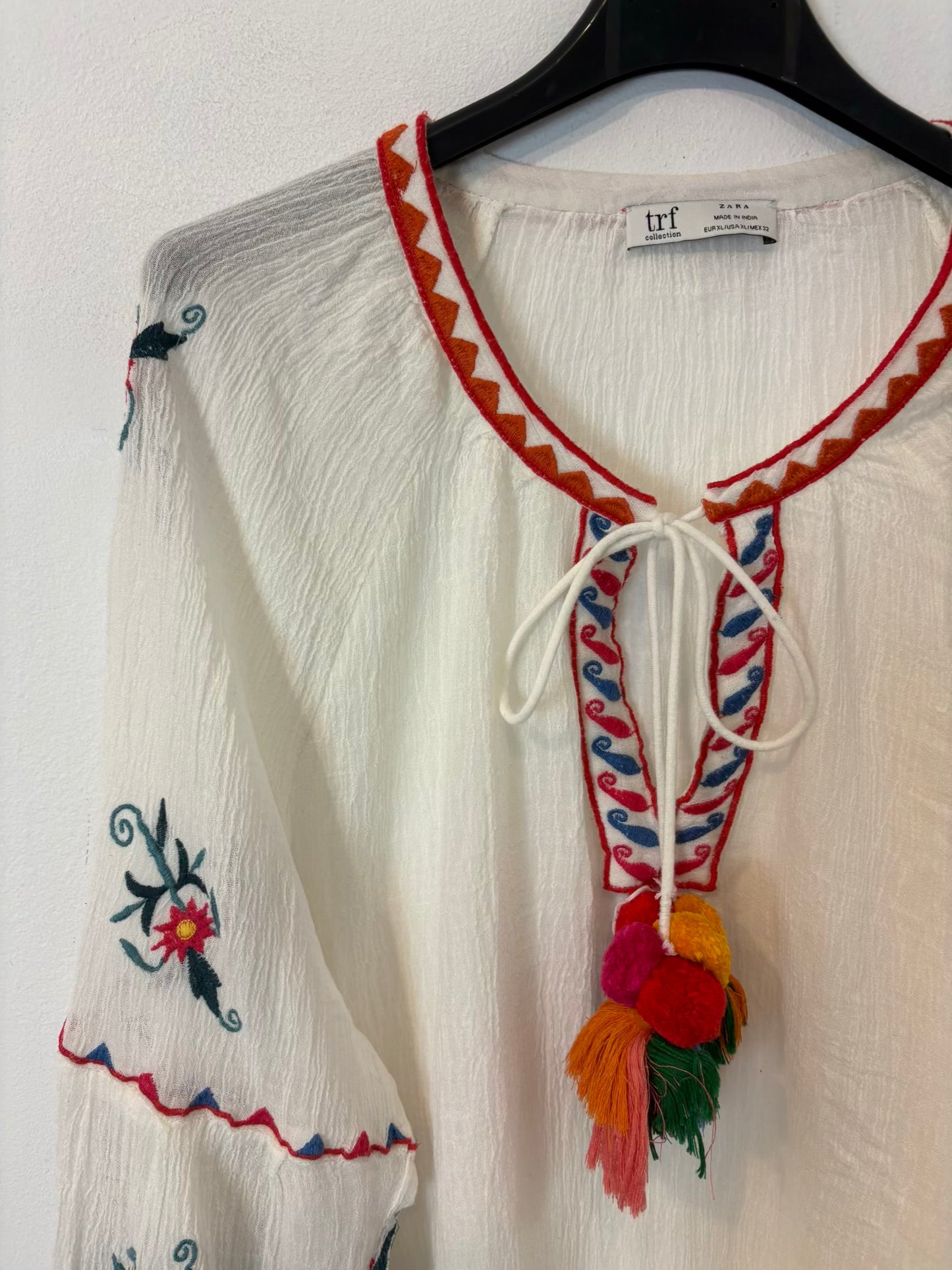 ZARA. Blusa blanca bordados colores