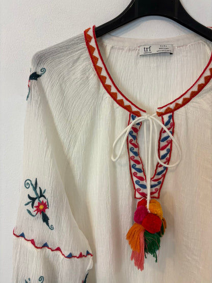 ZARA. Blusa blanca bordados colores