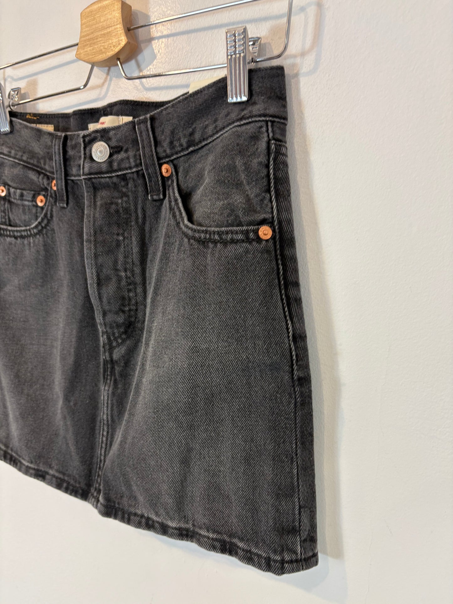 LEVI´S. Falda denim gris