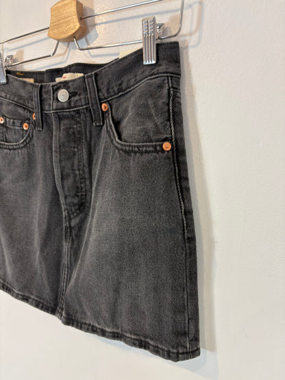 LEVI´S. Falda denim gris