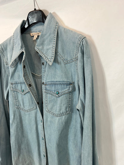 BANANA REPUBLIC. Denim shirt with button detail. TS