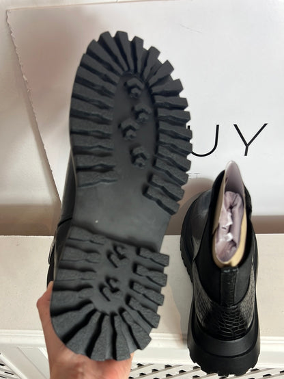 MIM. Botines negros plataforma. T 40