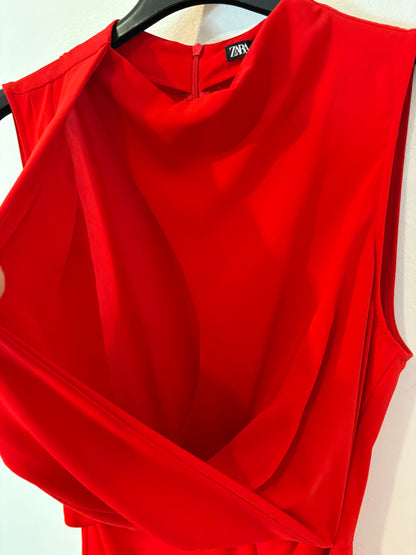 ZARA. Vestido midi rojo detalle escote