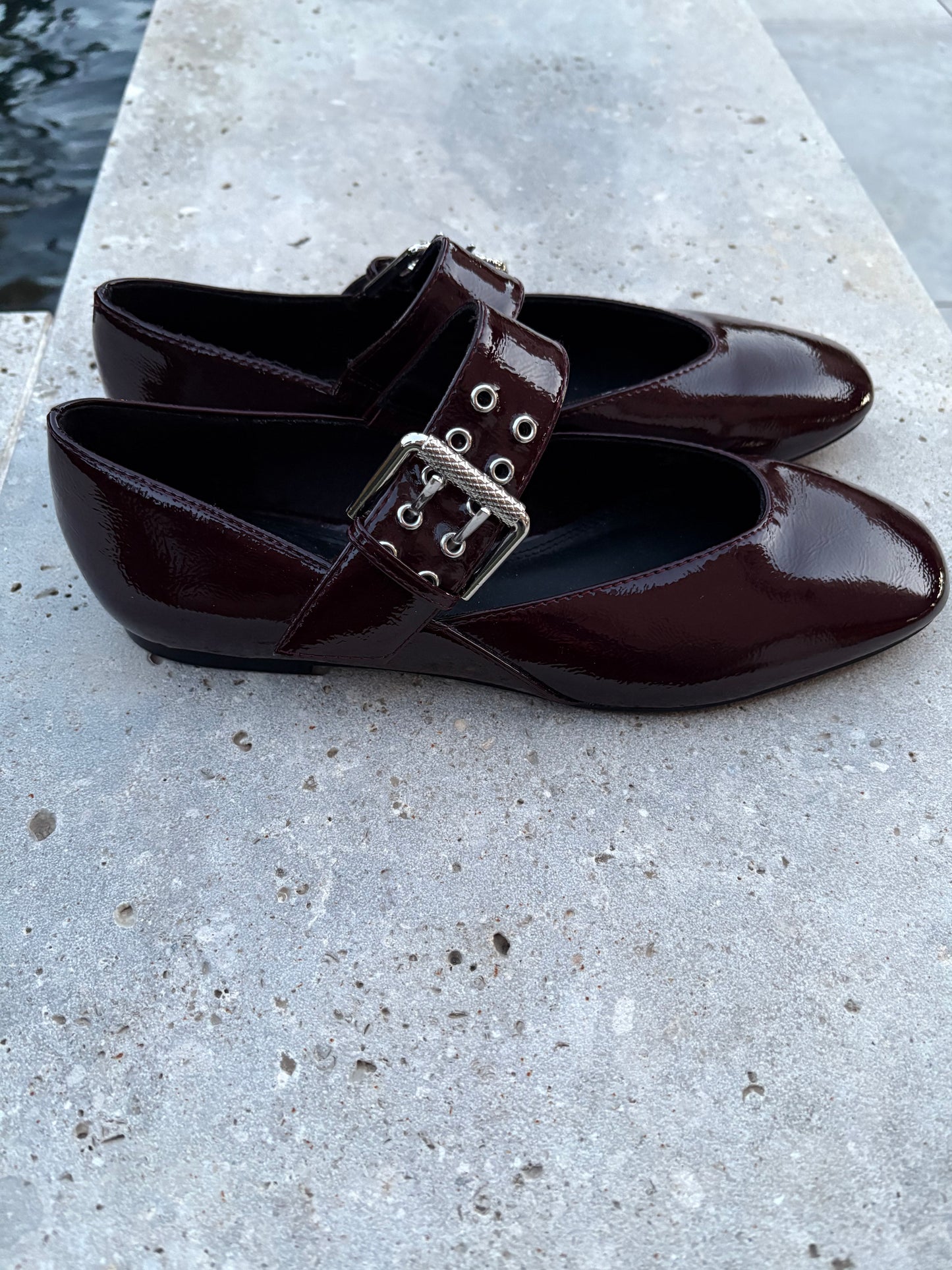 ZARA. Bailarinas charol hebilla