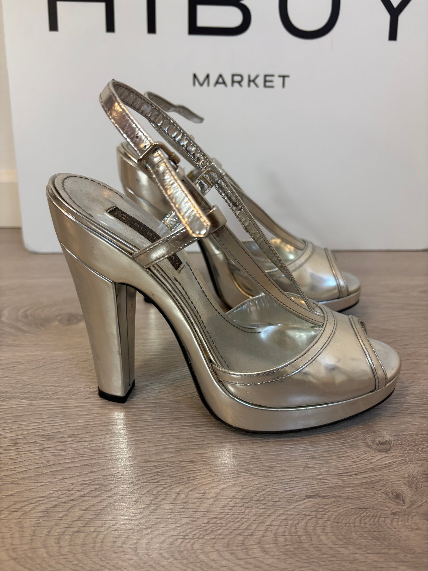 BURBERRY. Silver sandals. Size 39