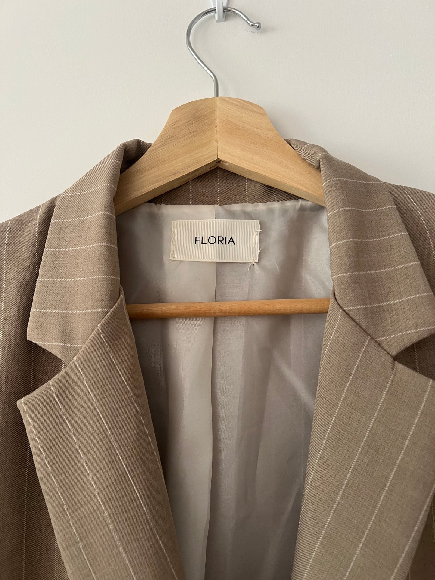 FLORIA. Conjunto beige rayas