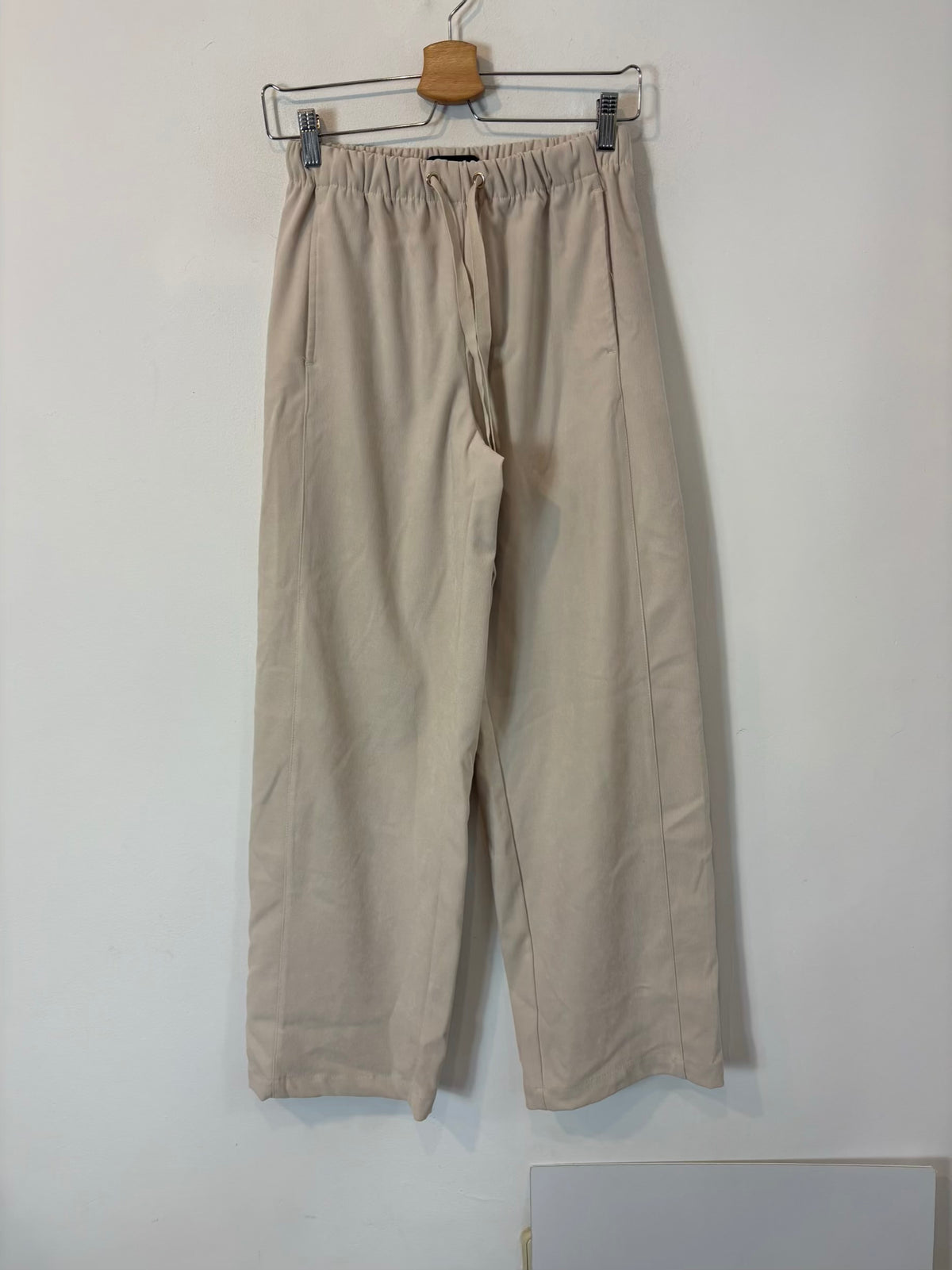 ZARA. Pantalón color crudo textura