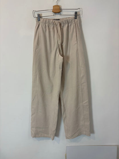 ZARA. Pantalón color crudo textura