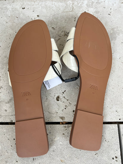 ZARA. Sandalia blanca plana T.39