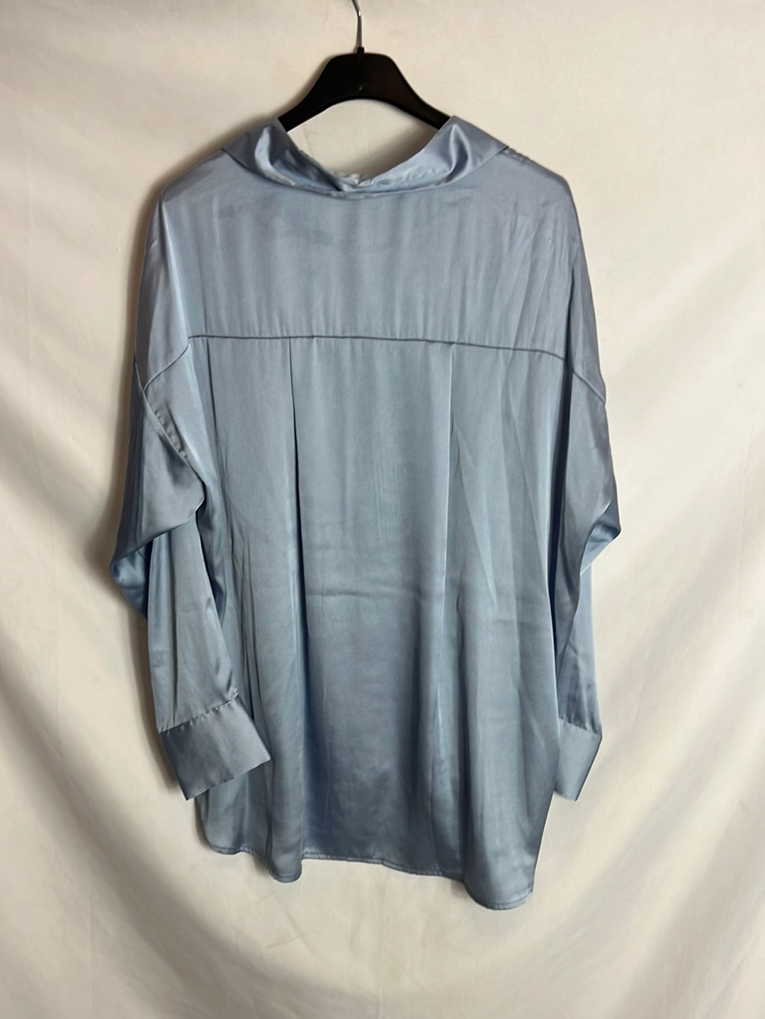 ZARA. Blusa azul claro satinada. T S