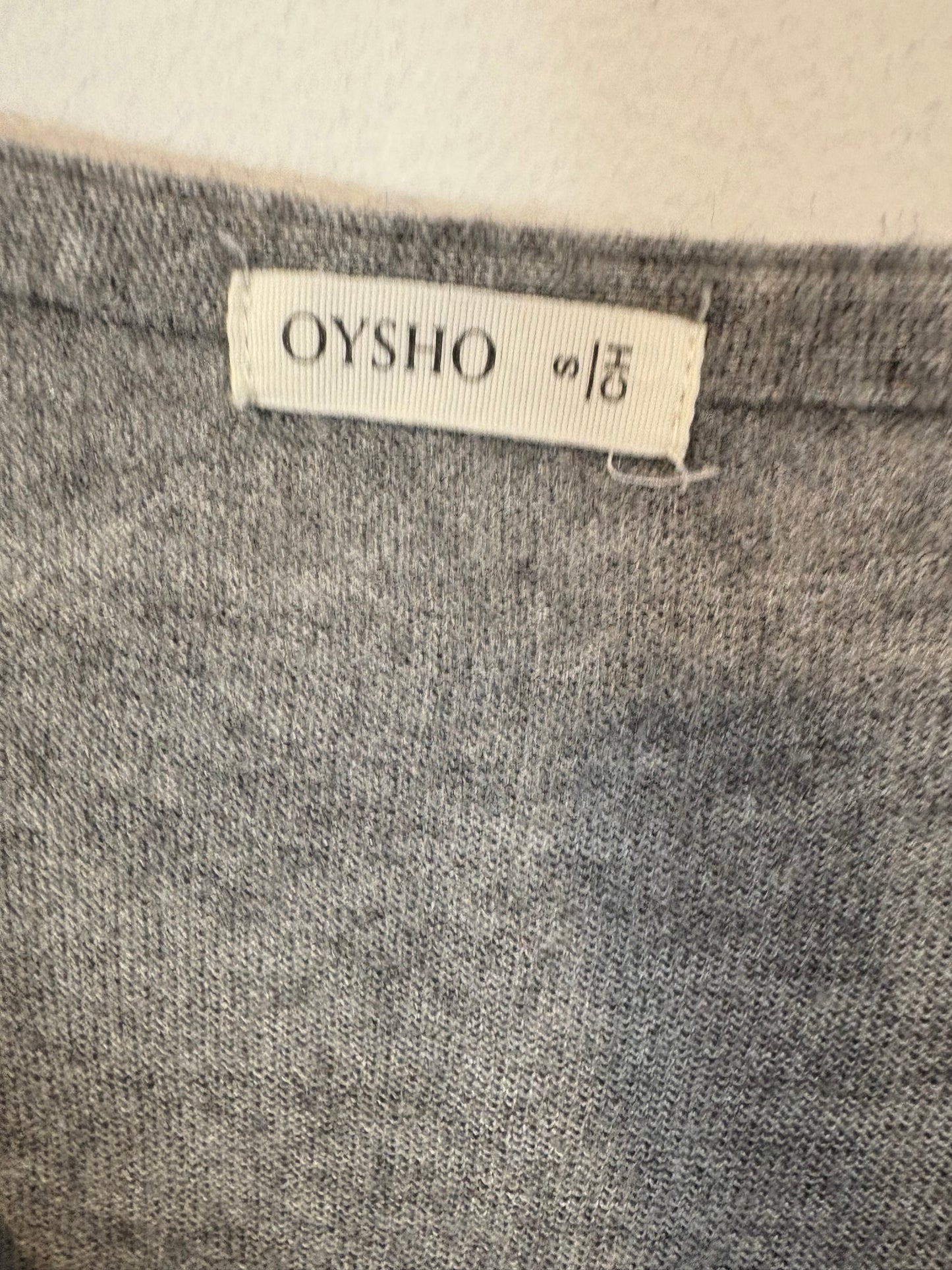 OYSHO. Jersey fino gris cuello pico