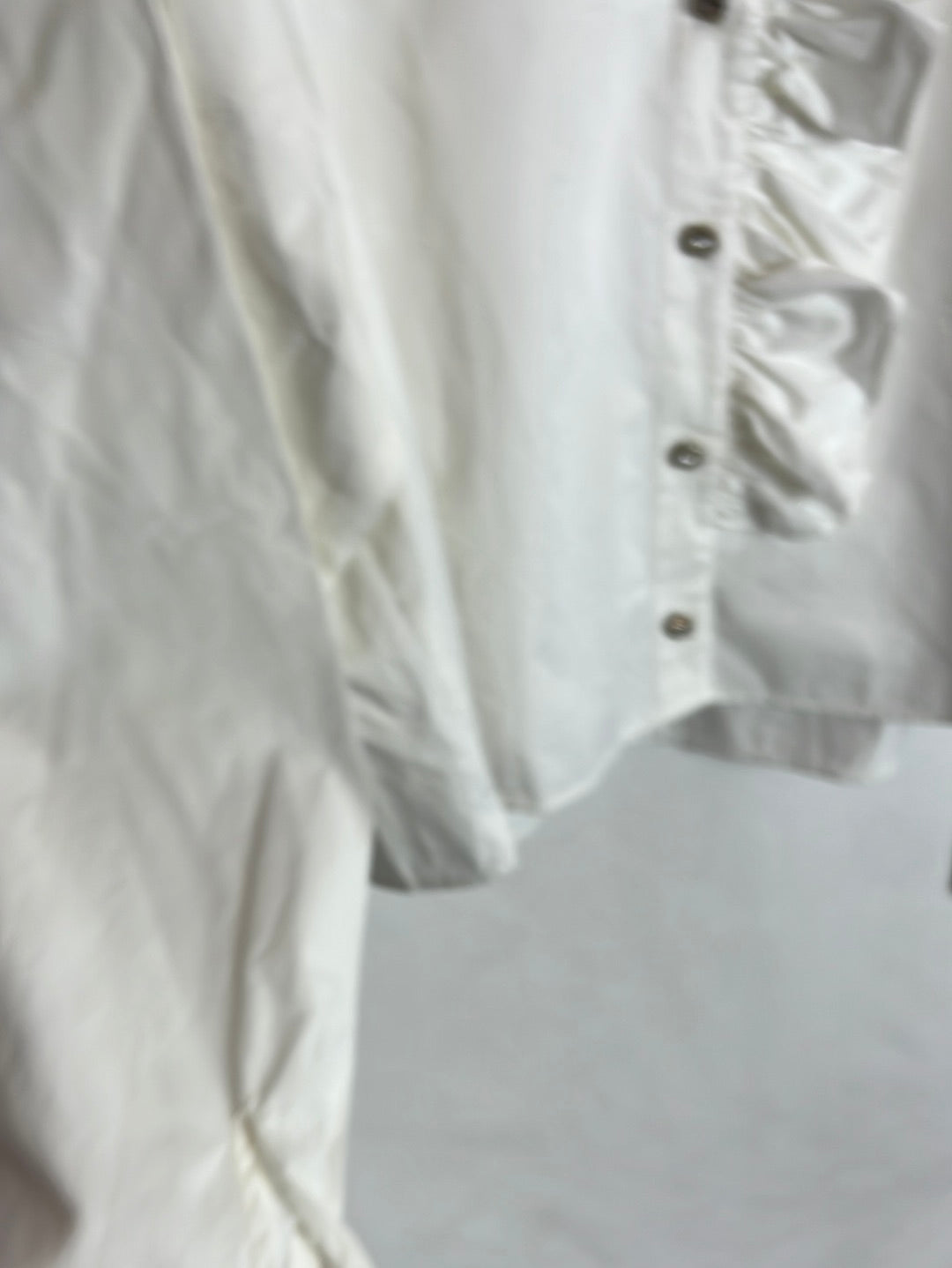 OTRAS. Blusa blanca volante y botones pedrería. T S