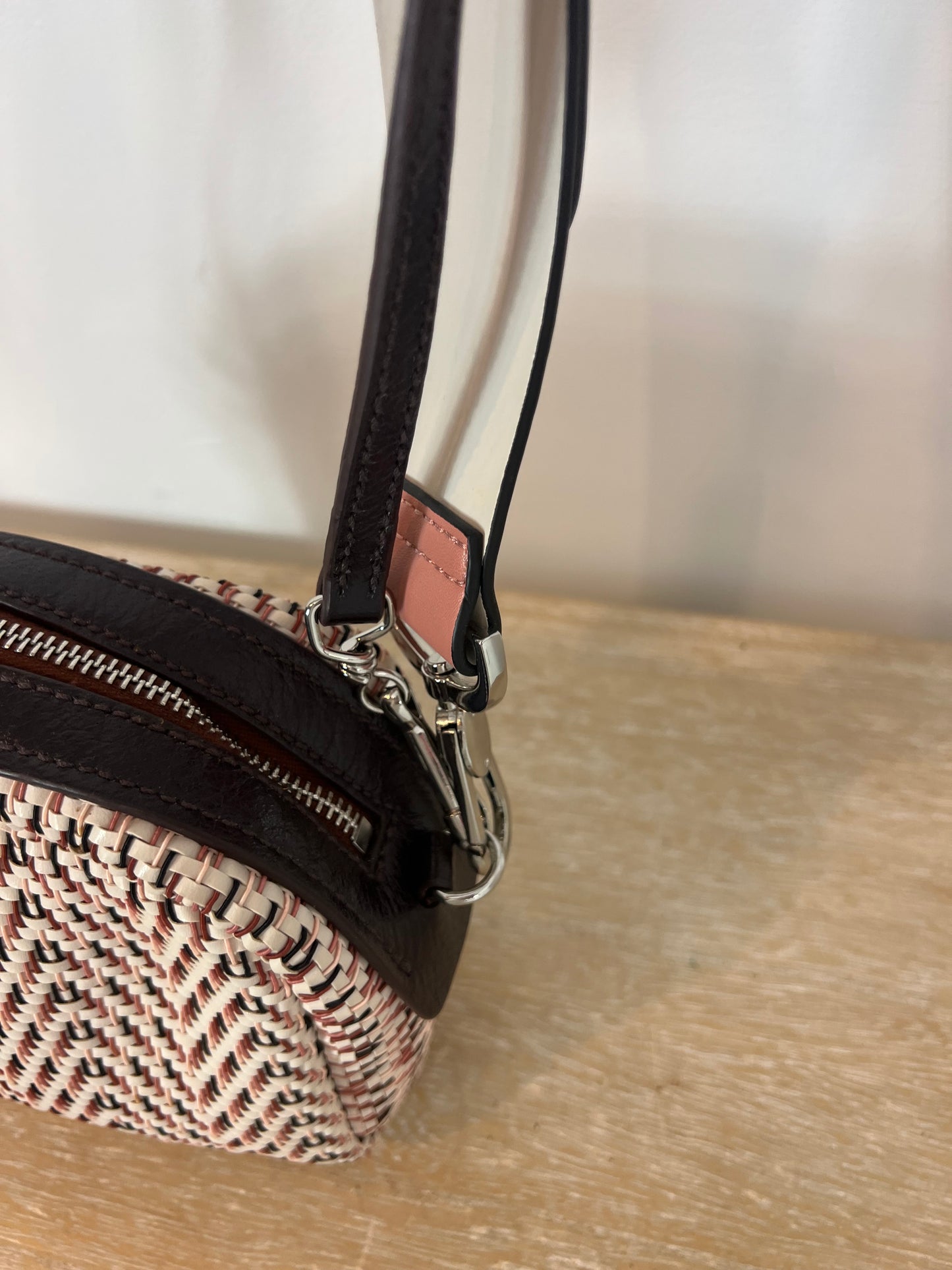 BIMBA Y LOLA. Bolso efecto trenzado