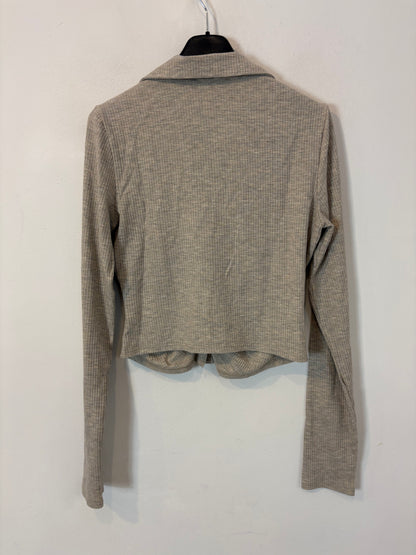 REFORMATION. Top canalé gris abotonado