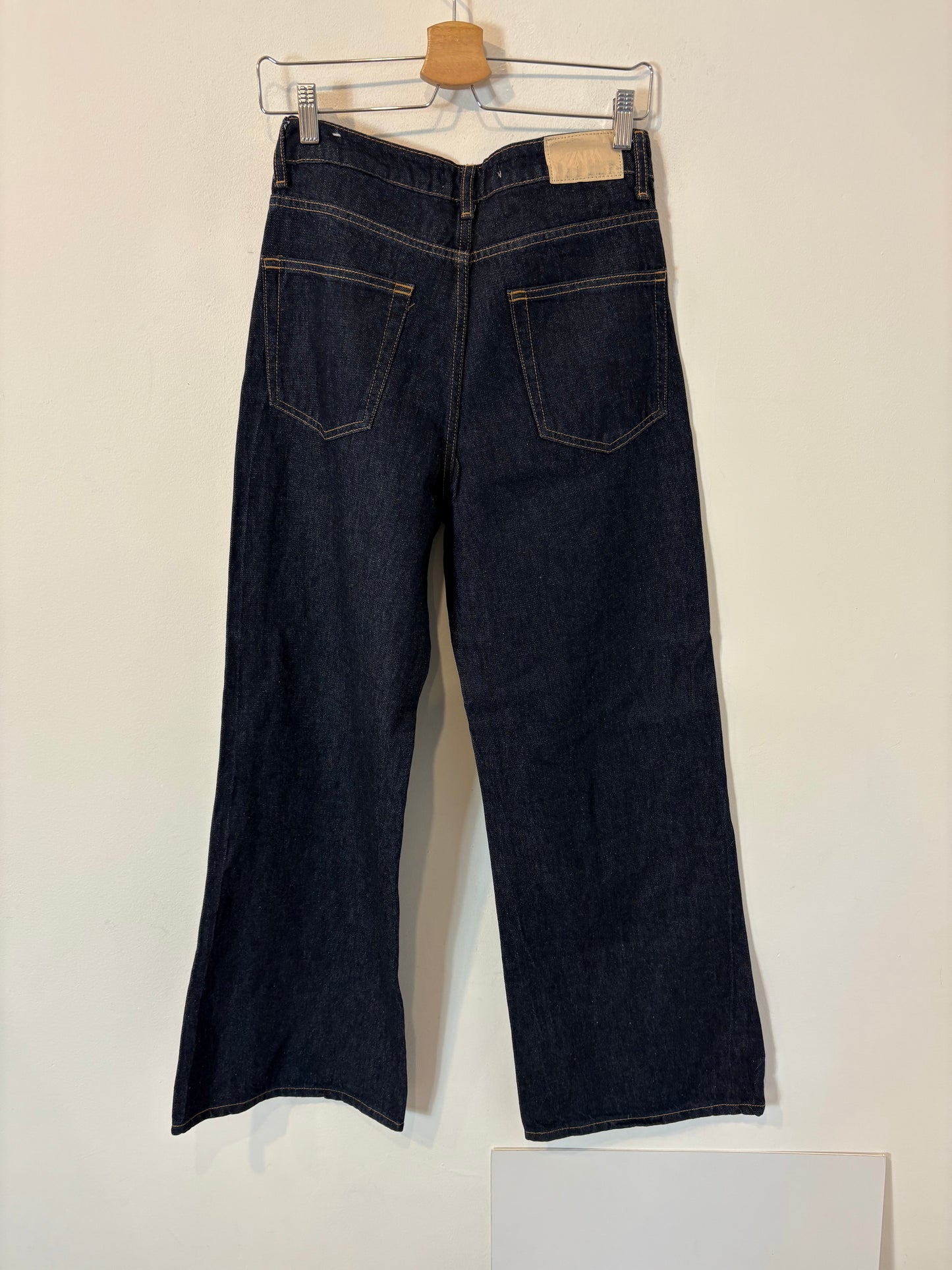 ZARA. Denim oscuro pata ancha