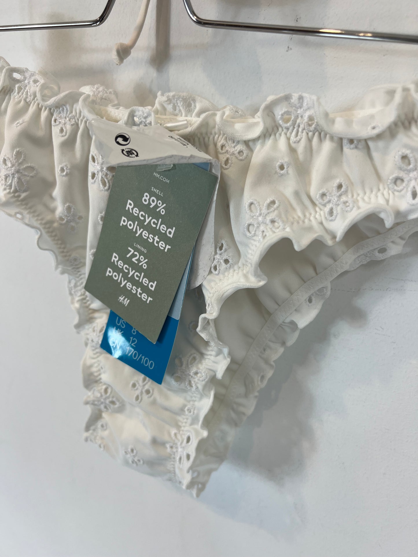 H&M. Bikini blanco troquelado. T 38/40